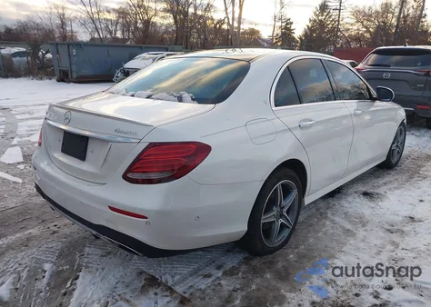 2018 Mercedes-Benz E 300 4Matic z USA, uszkodzony, nr VIN WDDZF4KB5JA372074